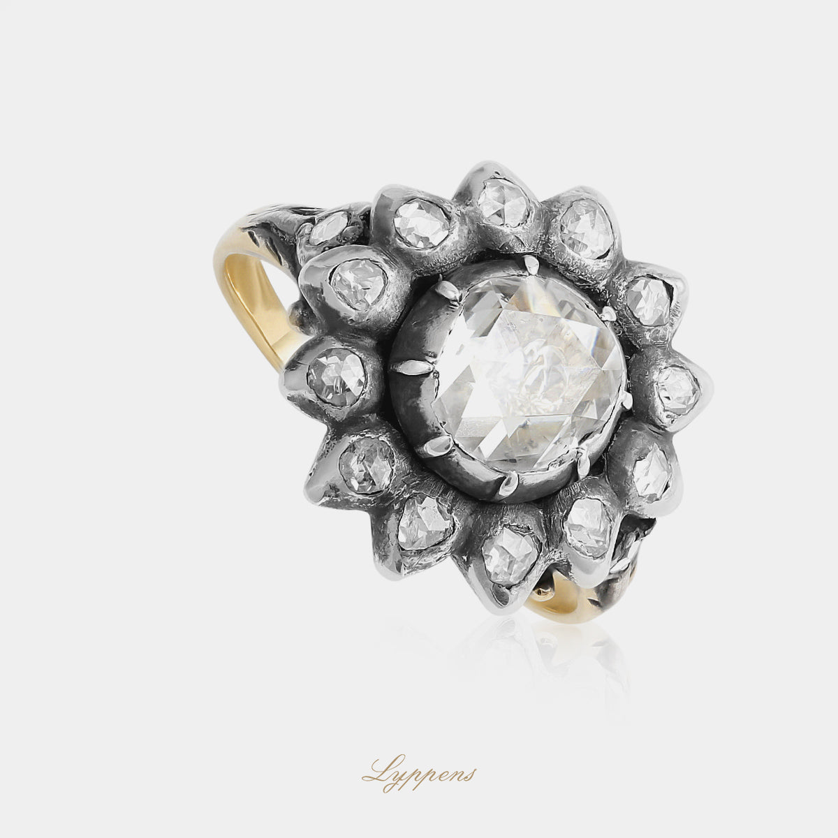 Antieke 14 karaat geelgouden ring met roosdiamant 0.85ct en entourage van roos geslepen diamant