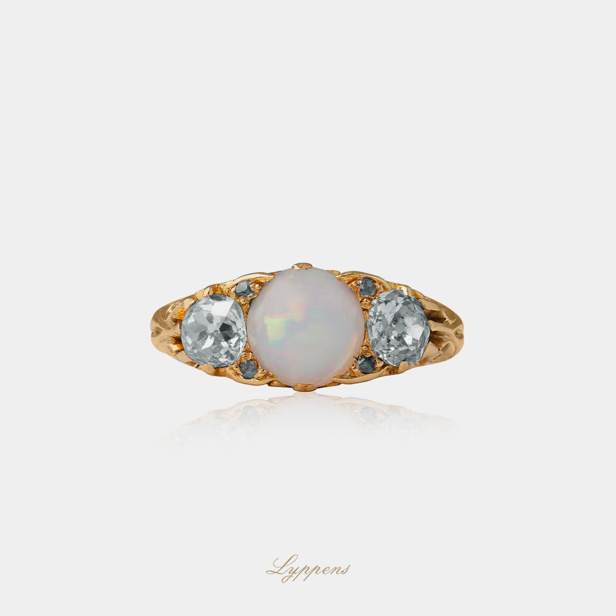 Geelgouden antieke ring met opaal en diamant