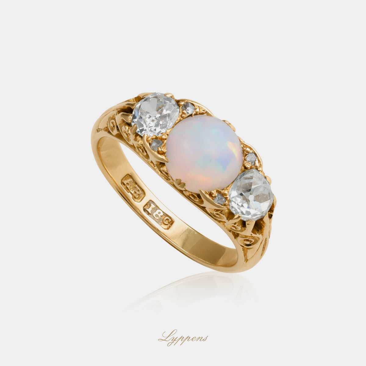 Geelgouden antieke ring met opaal en diamant