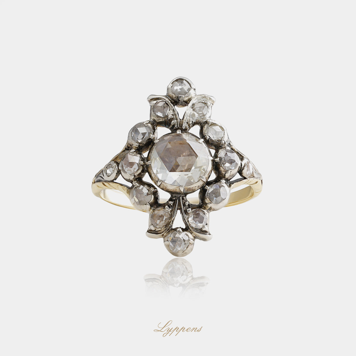 14kt geelgouden antieke entourage ring uit eind 17e eeuw met centrale roosgeslepen diamant van ca. 0.80ct I SI en ca. 0.30ct roosdiamant