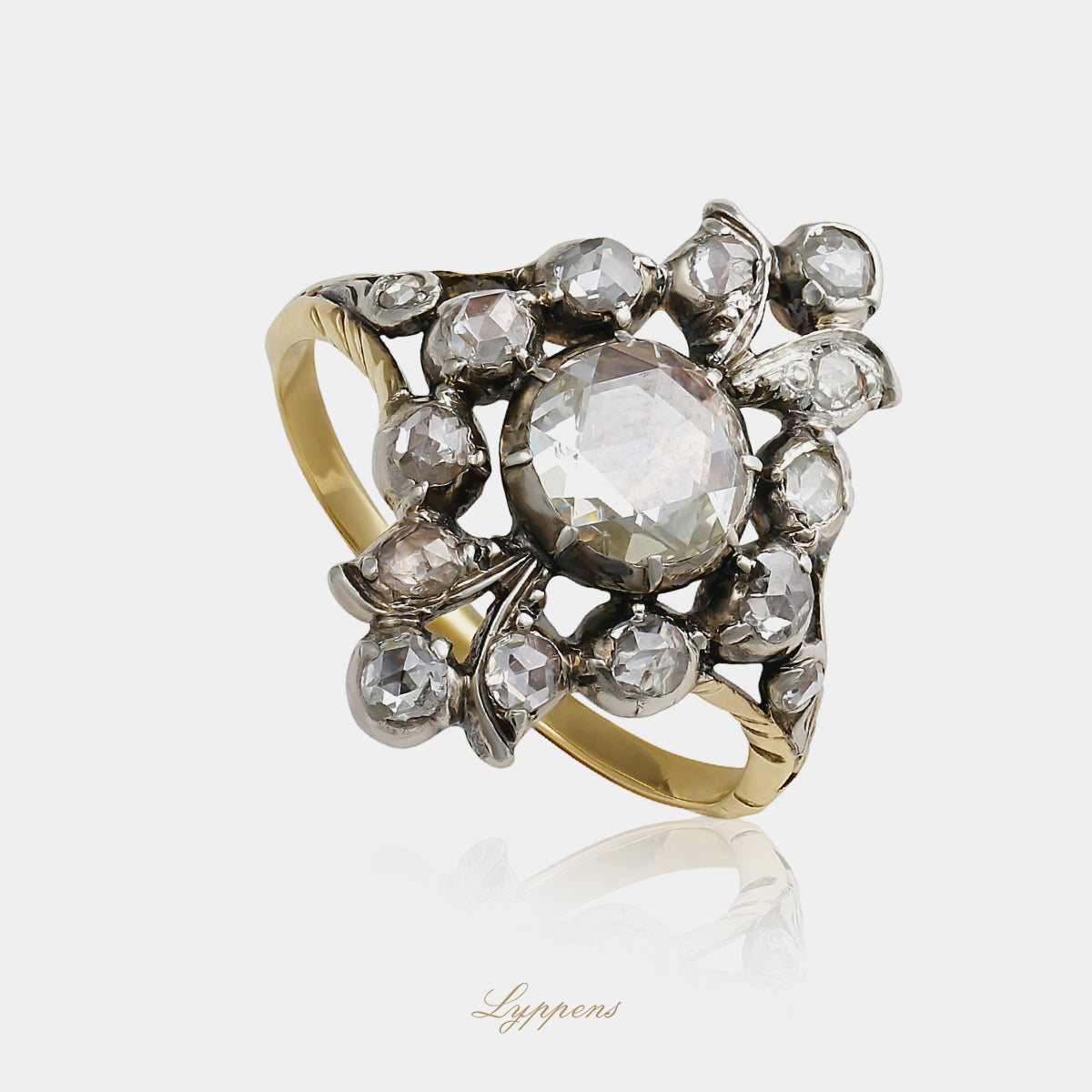Antieke 17e-eeuwse entourage ring van 14kt geelgoud met roosgeslepen diamanten in een traditionele zilveren zetting op zilverfolie