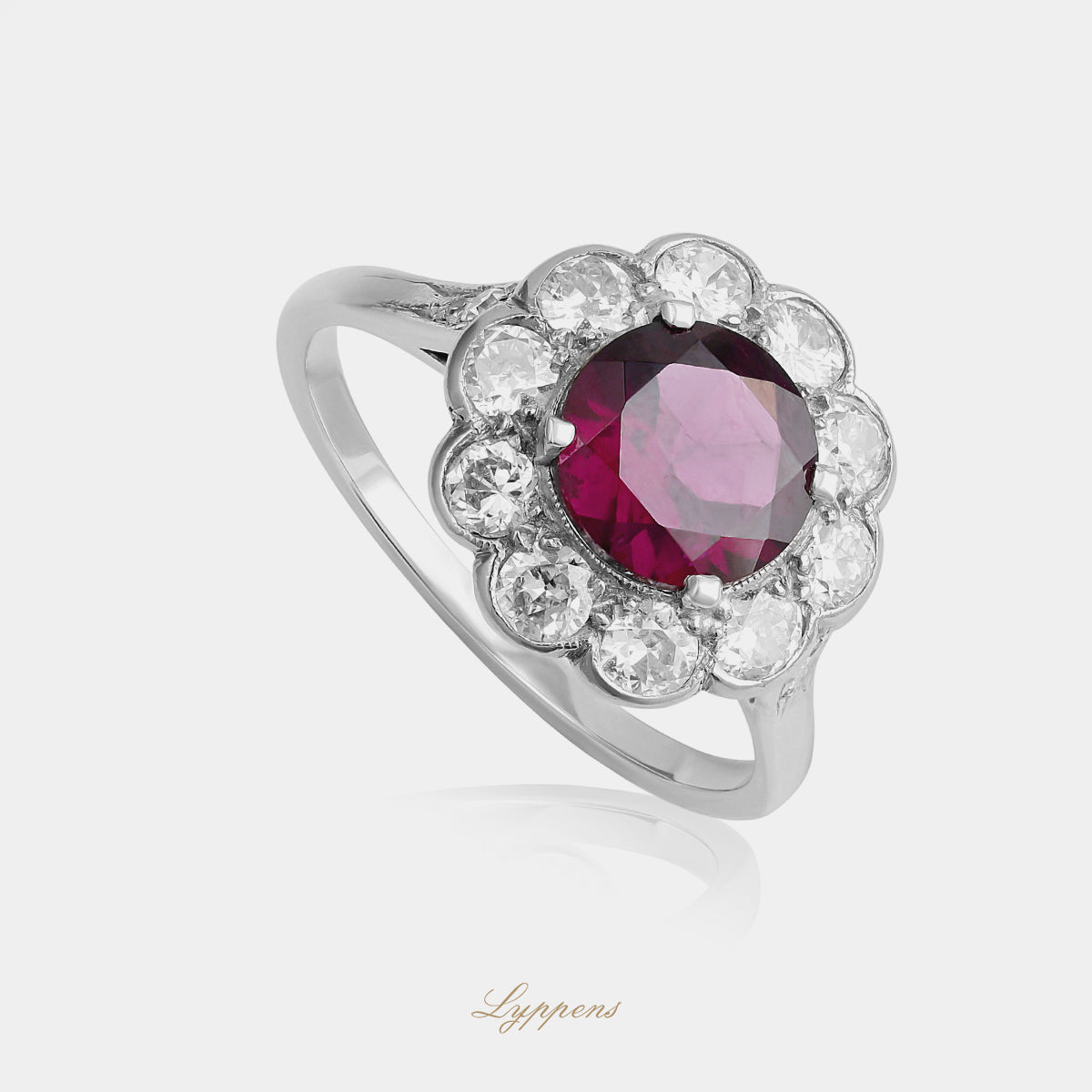 Witgouden vintage entourage ring met rhodoliet en diamant