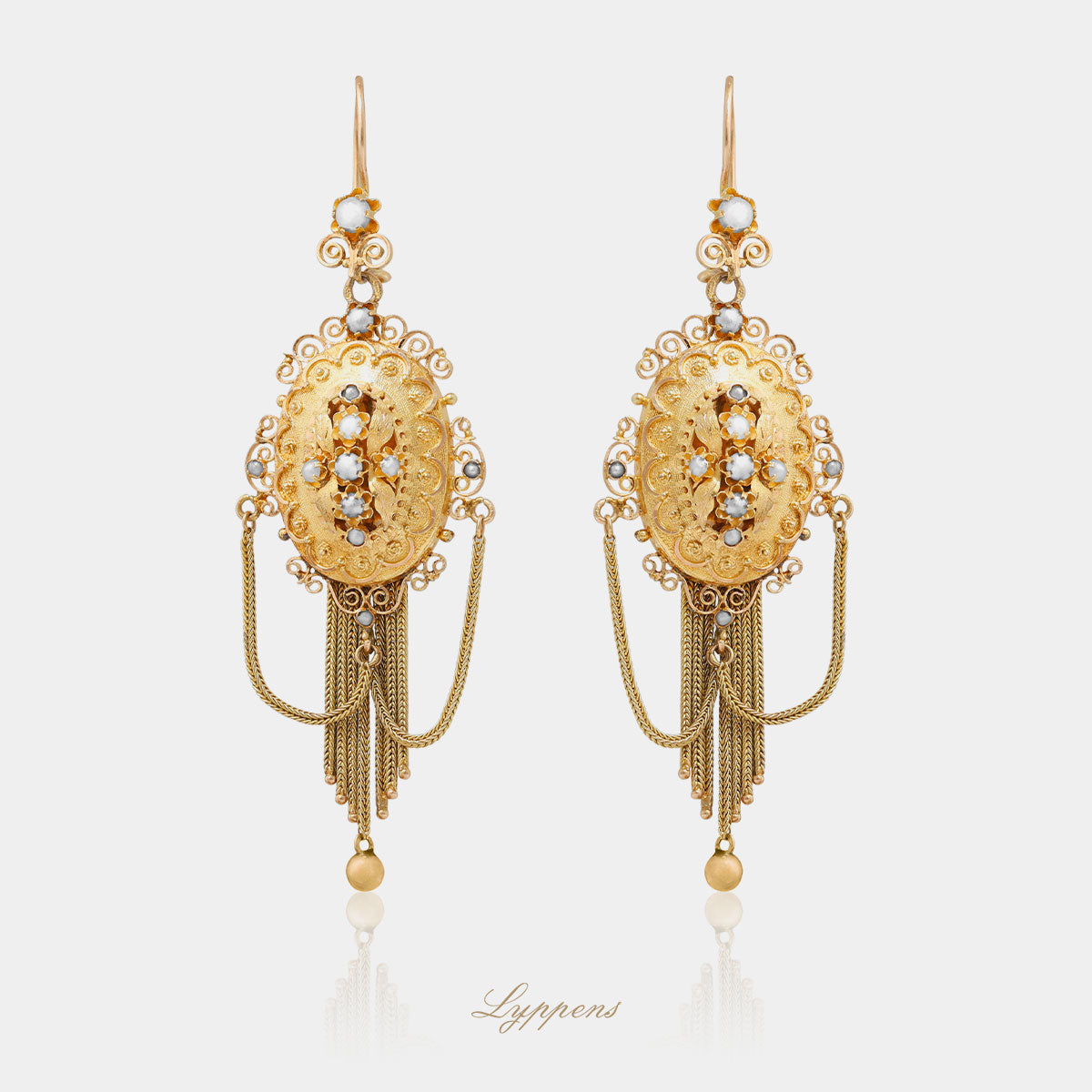 Yellow gold antique earrings set with pearl