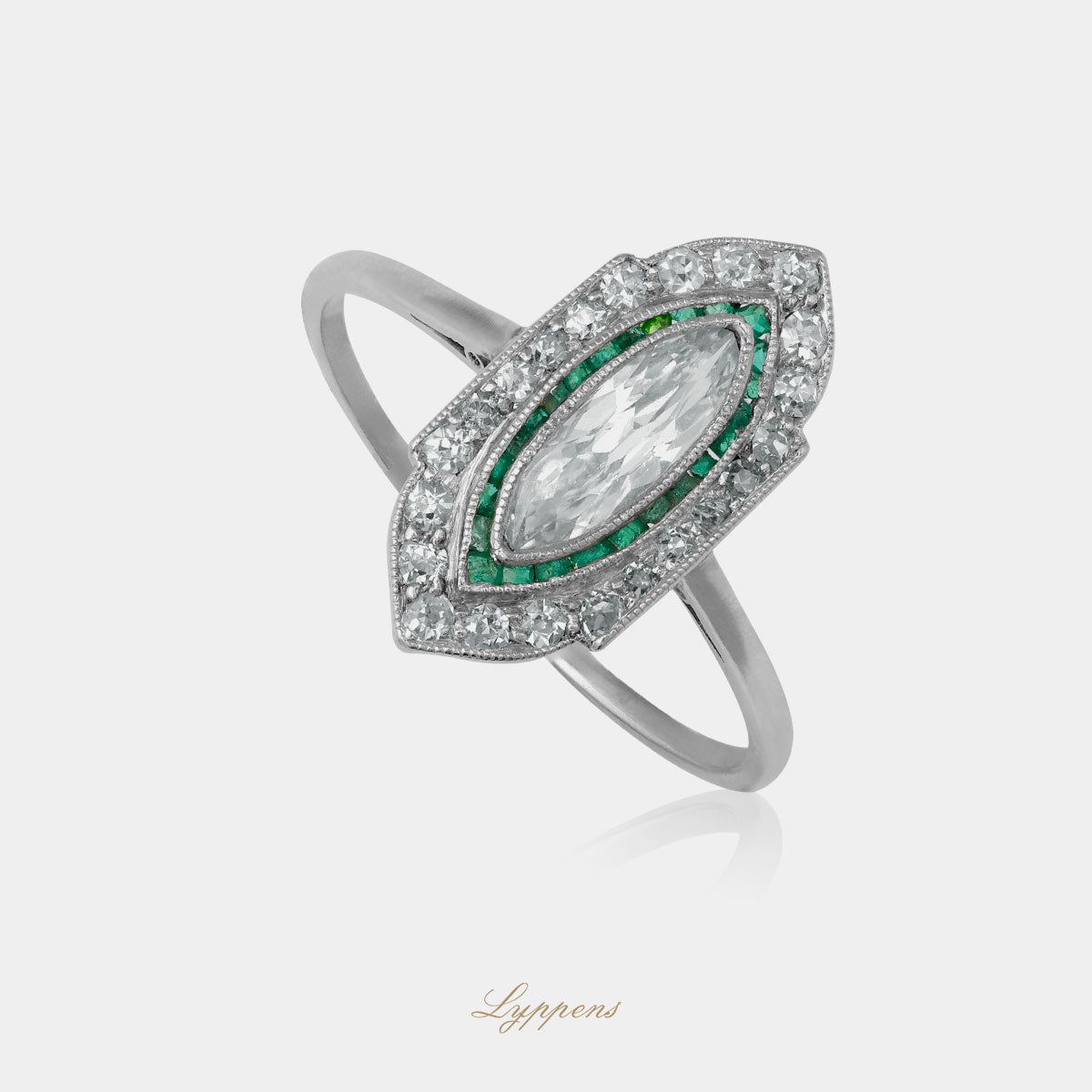 Platina Art Deco ring gezet met diamant en smaragd.