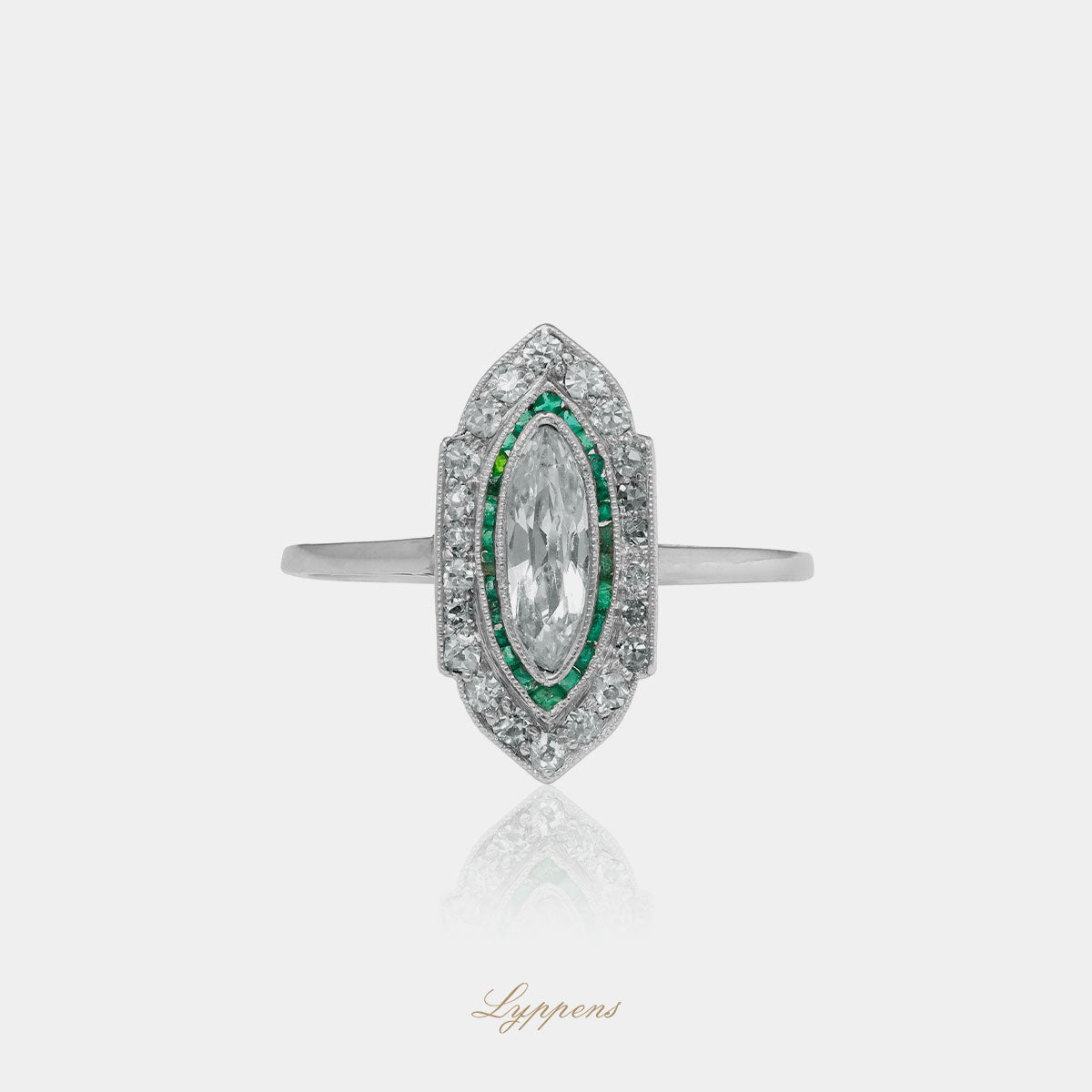 Platina Art Deco ring gezet met diamant en smaragd.