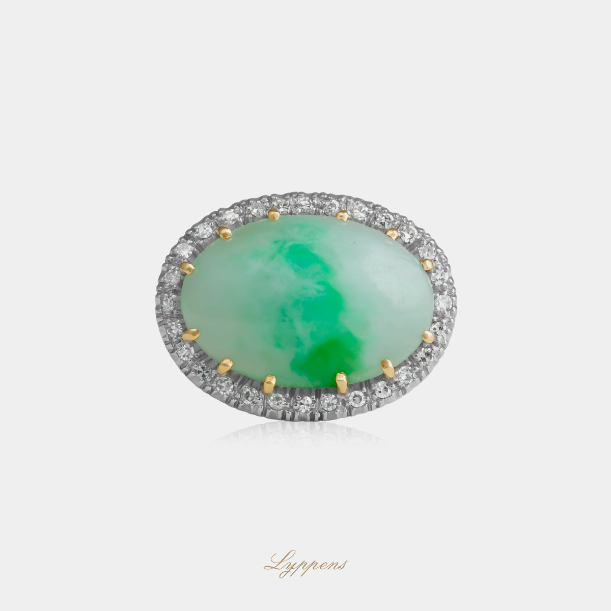 18kt geelgouden vintage entourage ring met ovaal geslepen jade en ca. 0.28ct achtkant geslepen diamanten