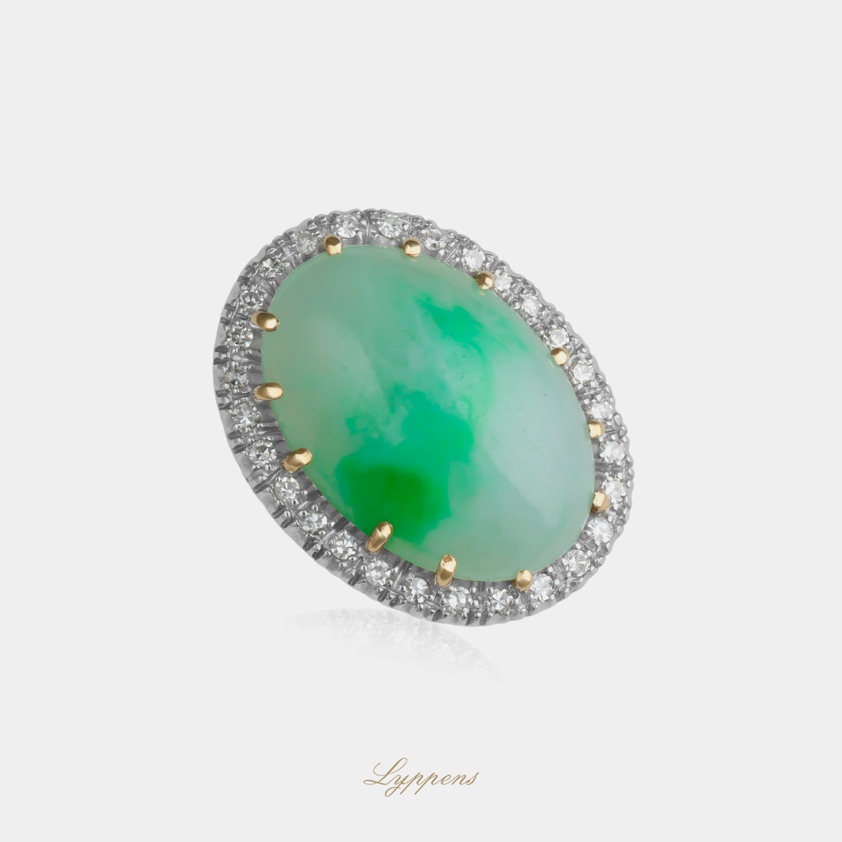 18kt geelgouden vintage ring met jade in diamant entourage, klassieke uitstraling