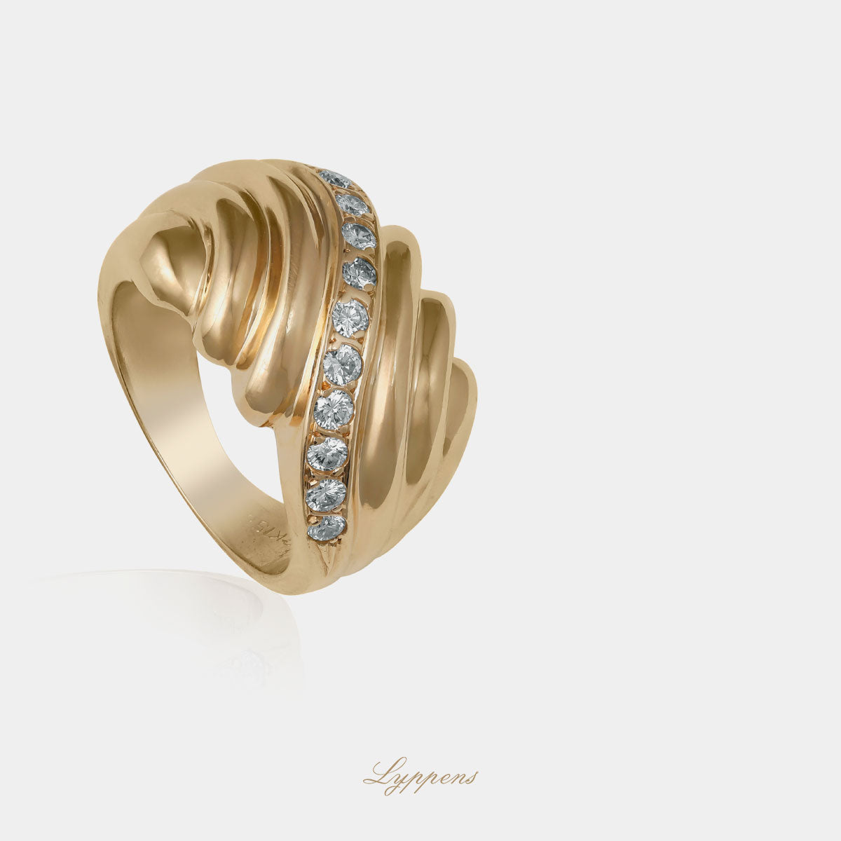 Yellow gold vintage ring with diamonds