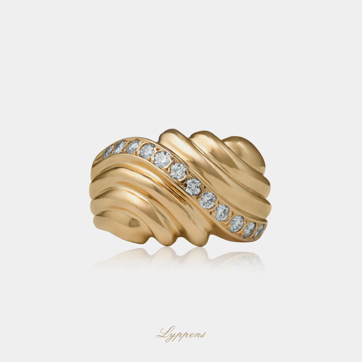 Yellow gold vintage ring with diamonds