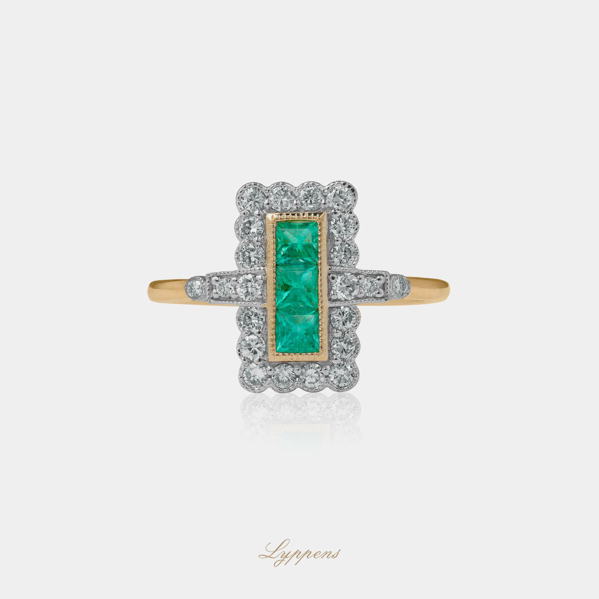 Yellow gold vintage ring with emerald and diamonds