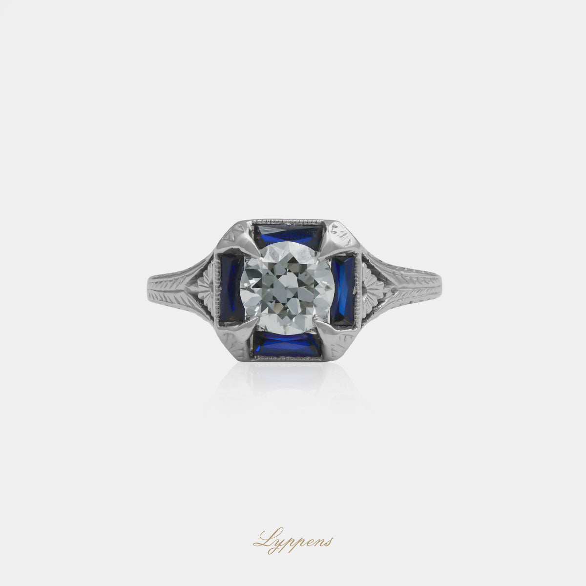 18kt witgouden Art Deco ring met 0.80ct briljant geslepen diamant en fantasie geslepen saffieren in geometrisch ontwerp.
