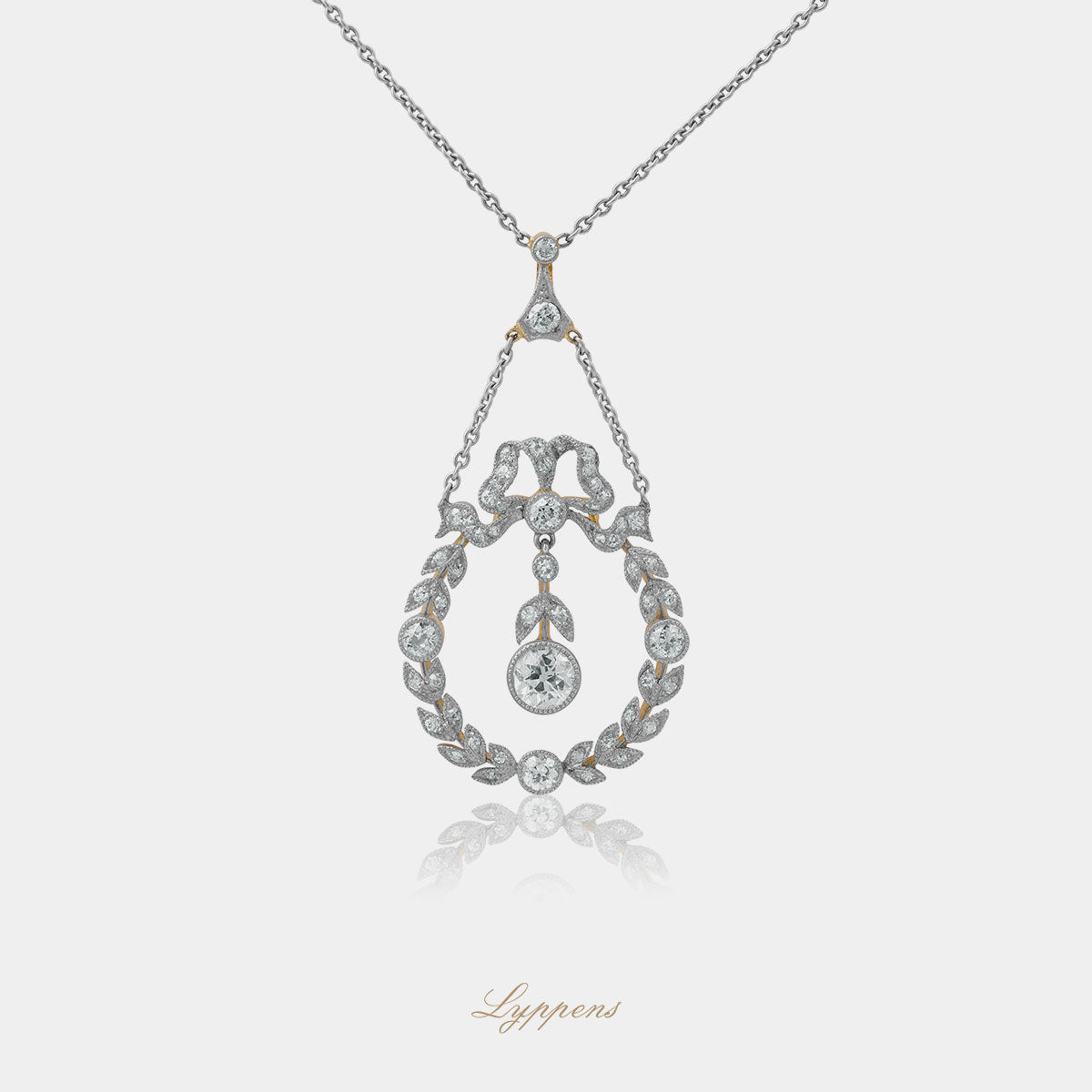 Witgouden Belle Époque collier met een hanger gezet met oud briljant geslepen diamant.