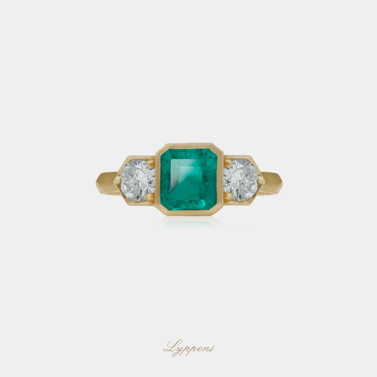 Geelgouden ring gezet met emerald geslepen smaragd en briljant geslepen diamant.