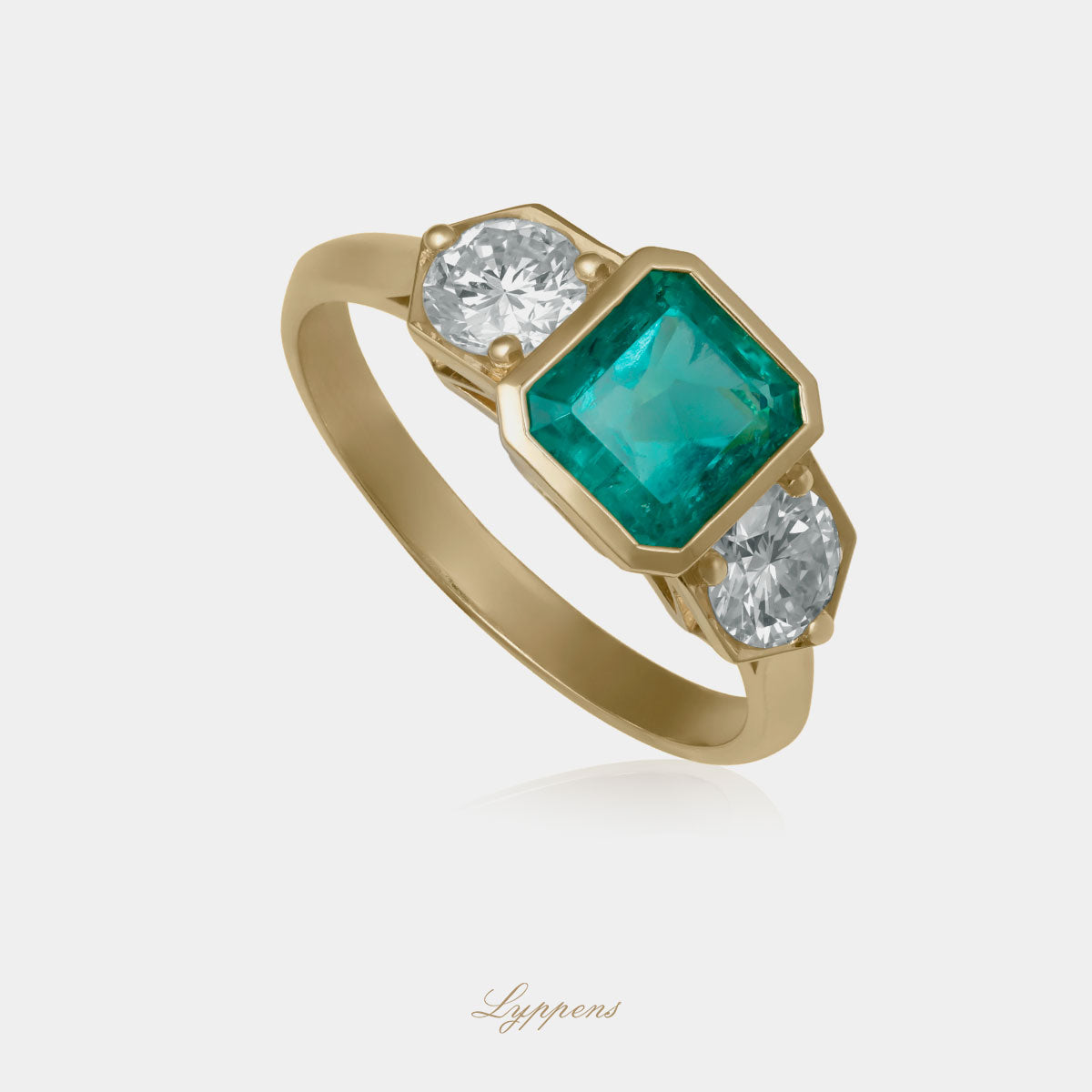 Geelgouden ring gezet met emerald geslepen smaragd en briljant geslepen diamant.