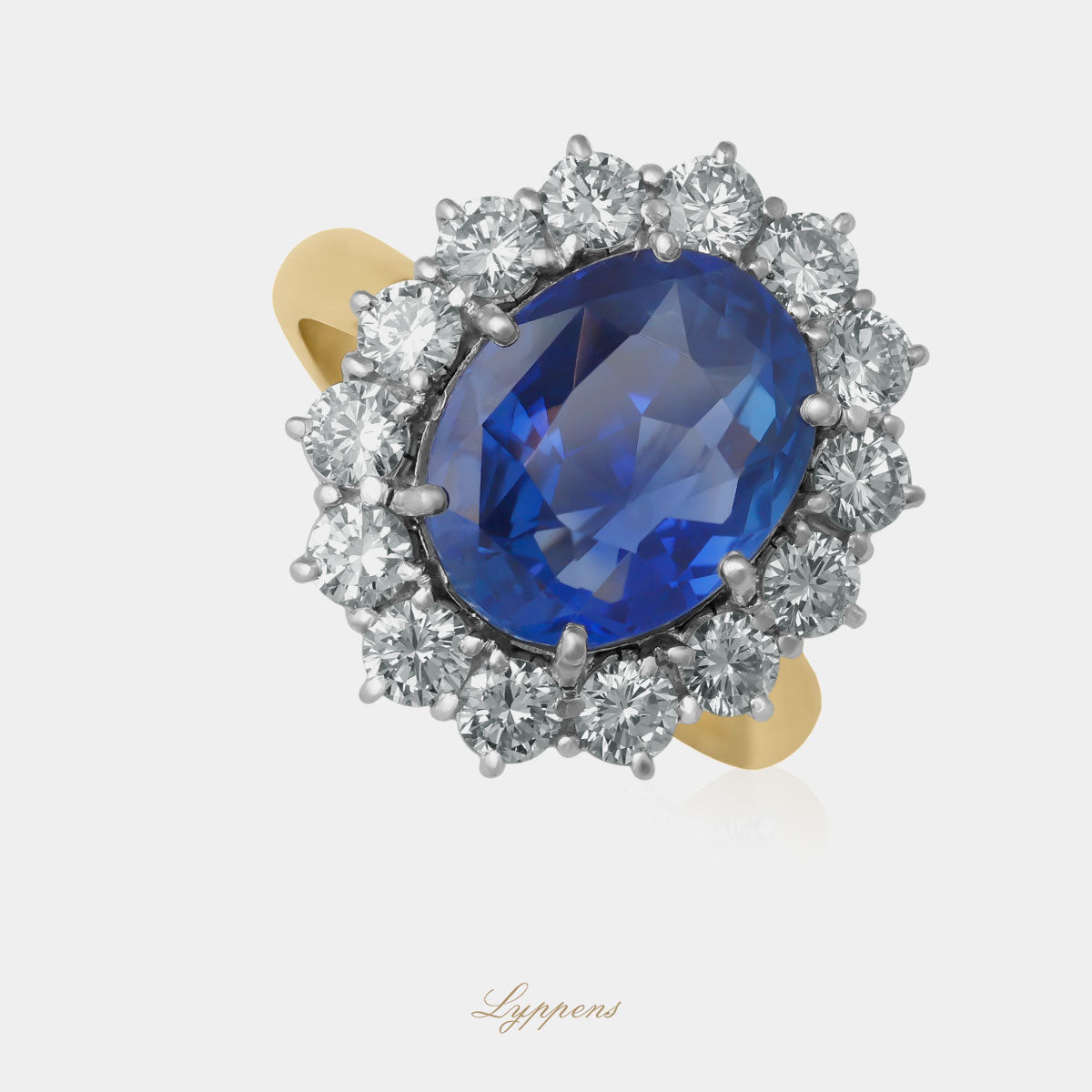Geelgouden entourage ring gezet met ovaal geslepen saffier en briljant geslepen diamant.