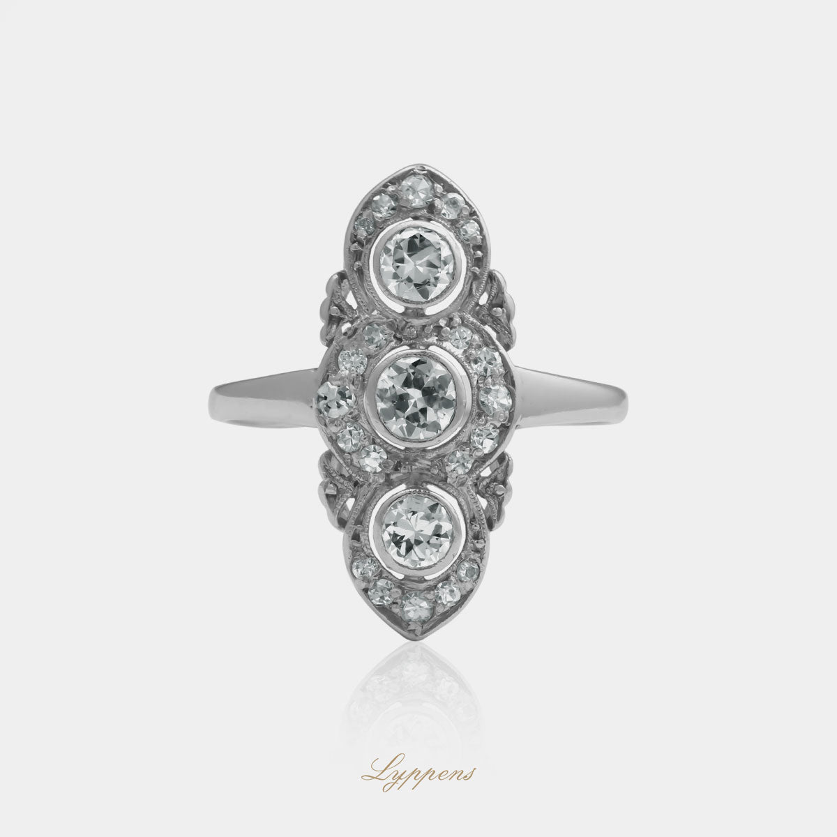 14kt witgouden Art Deco prinsessenring met oud briljant geslepen diamant en achtkant geslepen diamanten, totaal 0.60ct, kleur H, zuiverheid VS – jaren 20 stijl