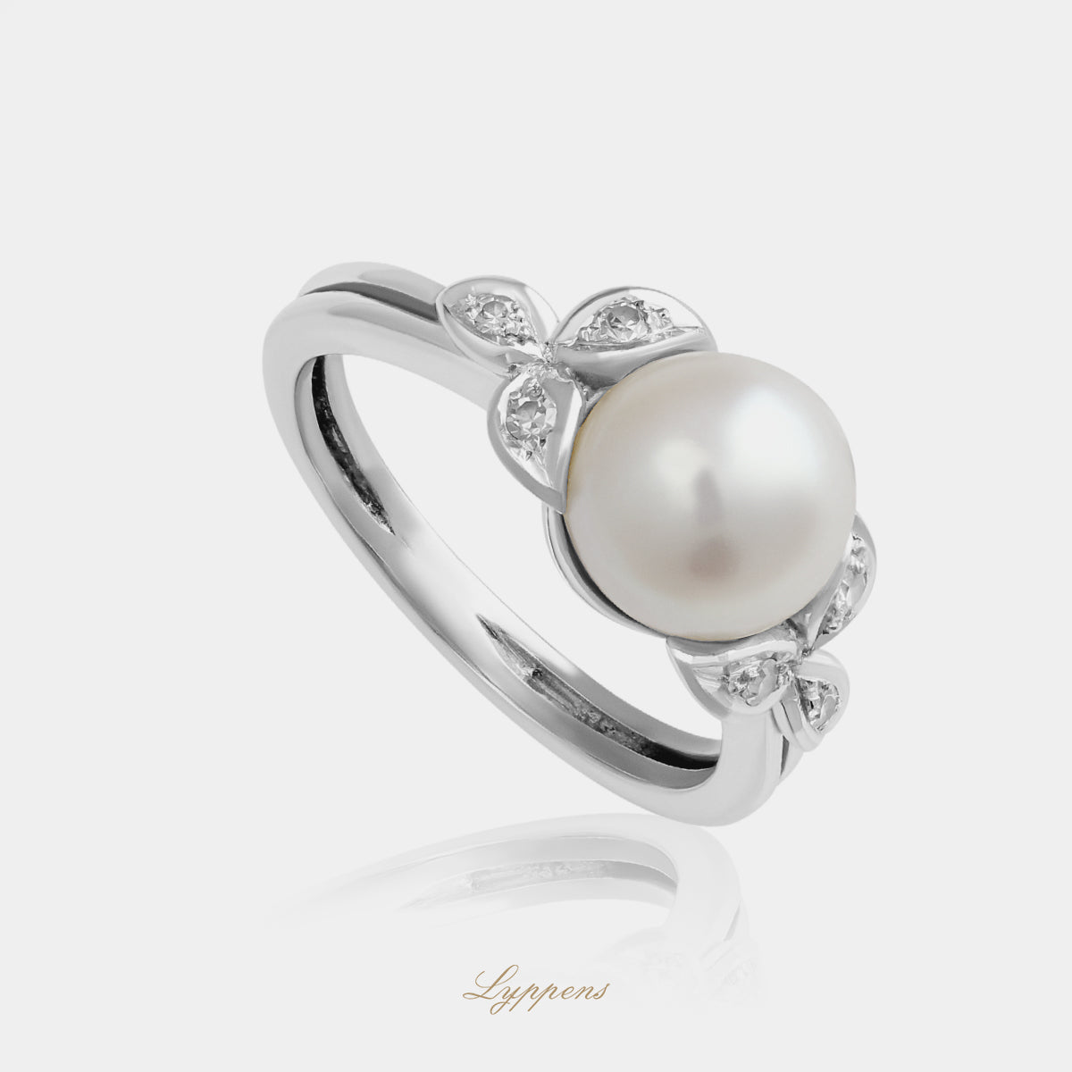 Vintage ring uit de jaren ’60 van 18kt witgoud met witte cultivé parel, omringd door achtkant geslepen diamanten