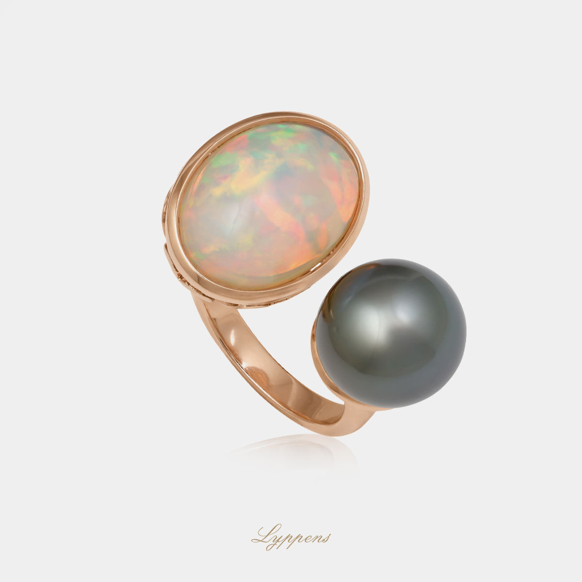 Roségouden ring gezet met een cabochon geslepen opaal en een Tahiti parel.