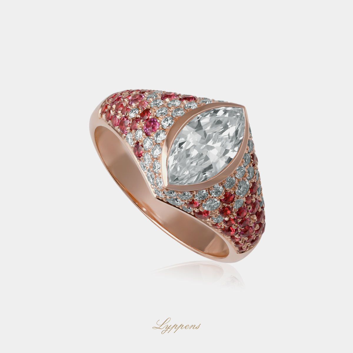 Roségouden ring in het midden gezet met een markies geslepen diamant en in de scheen gezet met diamant en rhodoliet.