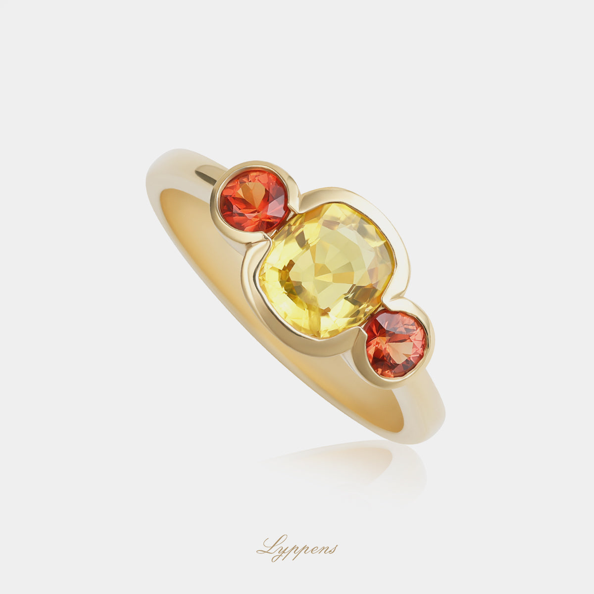 18 karaat geelgouden ring met gele saffier cushion cut en oranje saffier zijstenen