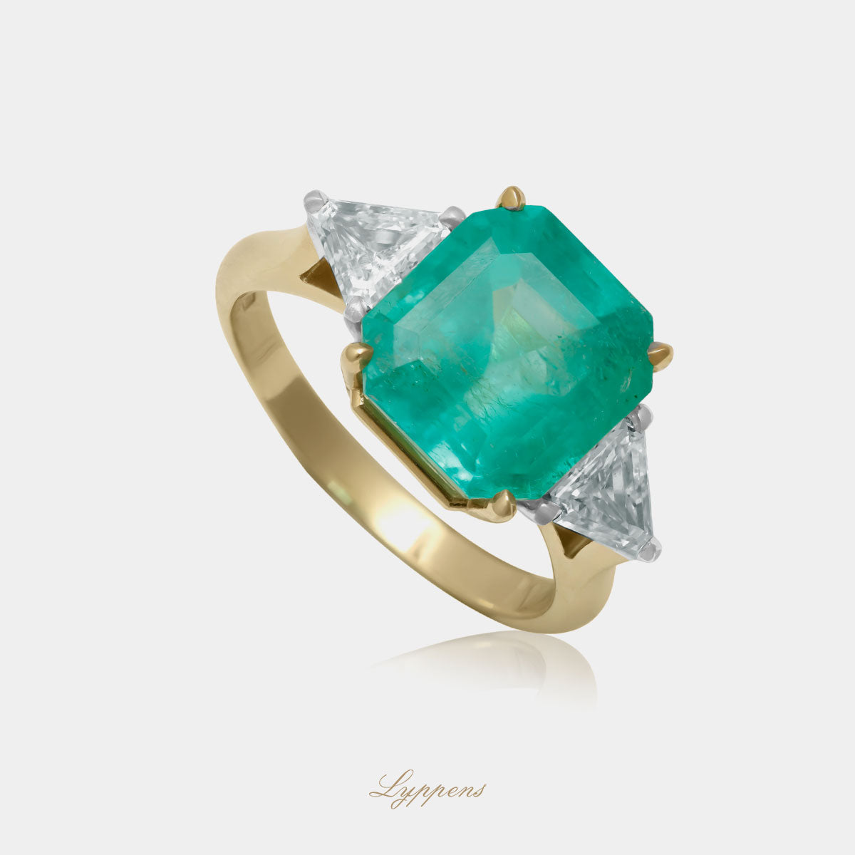 Geelgouden ring gezet met een emerald geslepen Colombiaanse smaragd van 5.80ct, geflankeerd met triangel geslepen diamant. 