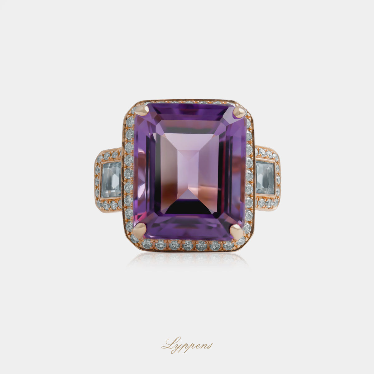 Roségouden ring gezet met amethist en geflankeerd met topaas en in een entourage van briljant geslepen diamant.