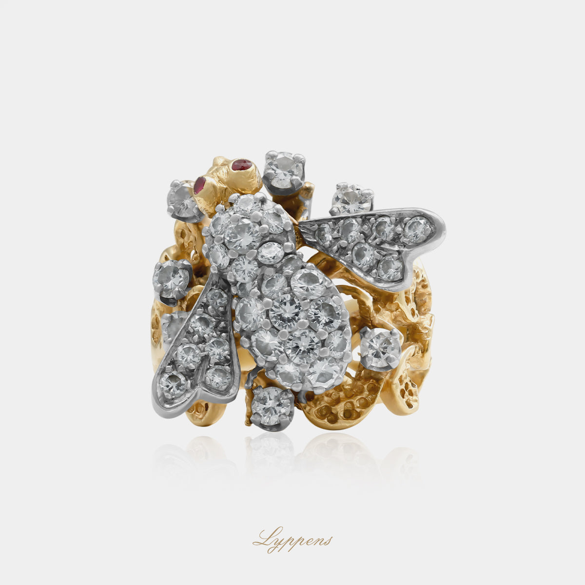 18kt geelgouden vintage jaren '70 bij vormige ring gezet met briljant geslepen diamant en robijn