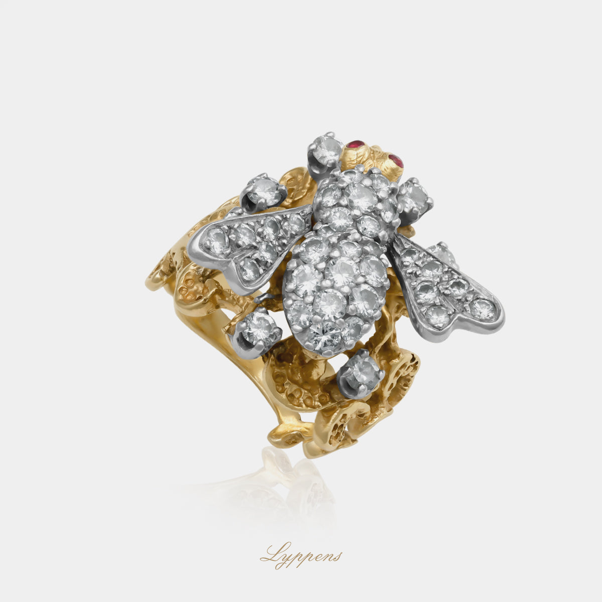 18kt geelgouden vintage jaren '70 bij vormige ring gezet met briljant geslepen diamant en robijn