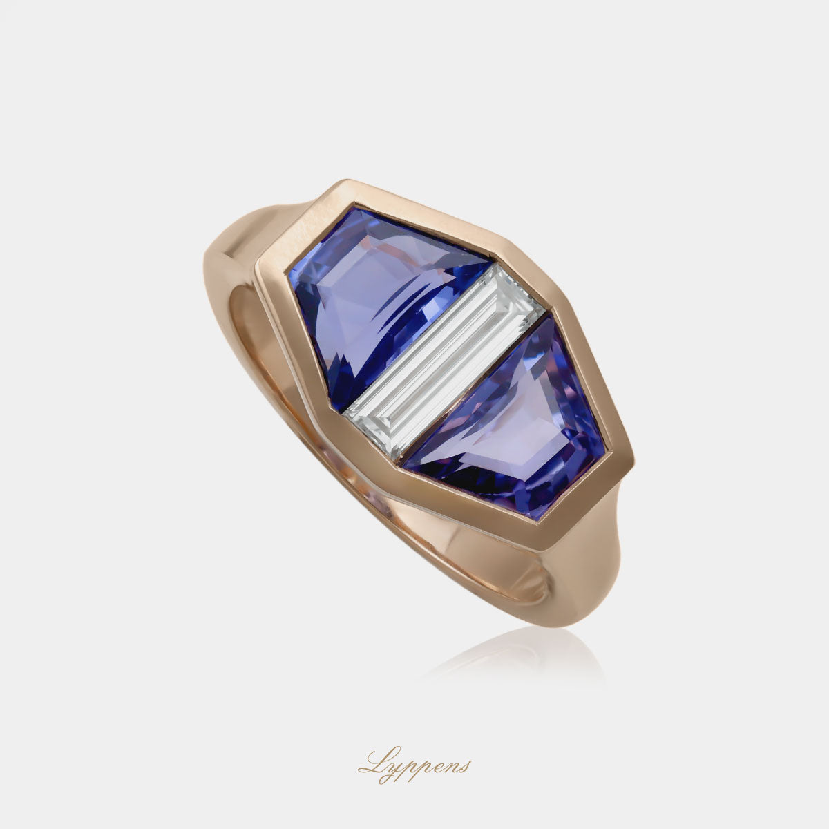 18kt roségouden ring met baguette diamant 0.45ct D SI1 en Ceylon saffier 3.20ct, GIA