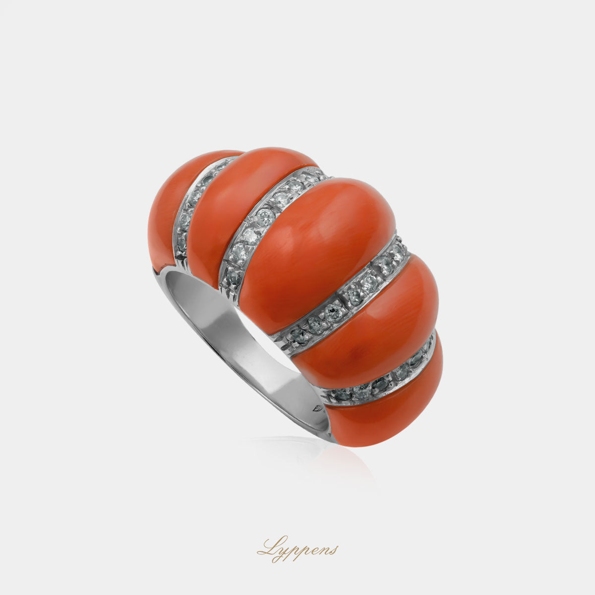 Italiaanse vintage witgouden ring uit de jaren ‘70 met geribbeld ontwerp, bloedkoraal en briljant geslepen diamanten (kleur H/VS).