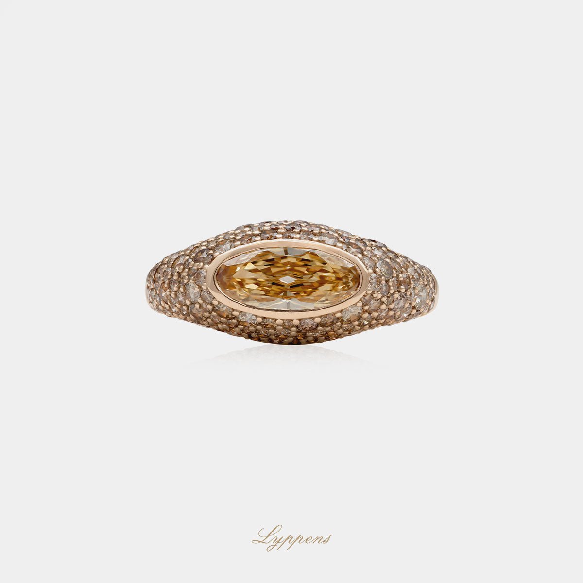 18kt roségouden bolle ring pavé gezet met briljant geslepen diamant in verschillende bruintinten en centraal een ovaal geslepen bruine diamant van 0.72 karaat, zuiverheid SI.