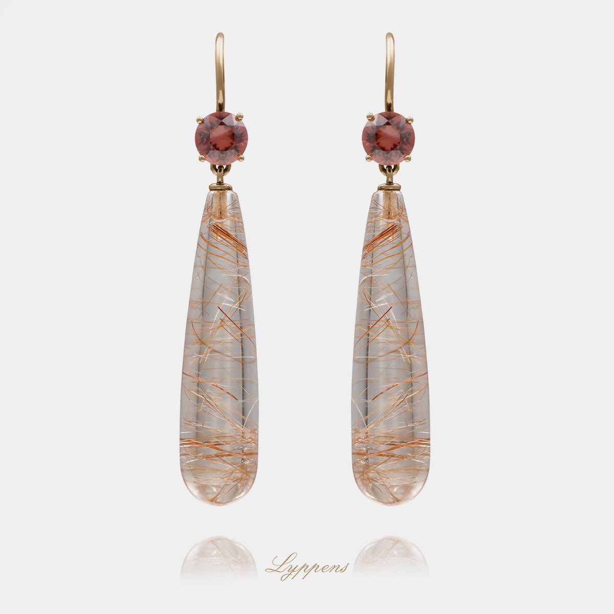 18kt geelgouden oorhangers gezet met rond geslepen roze zirkoon uit Tanzania en druppelvormige rutielkwarts, elegant en verfijnd design.