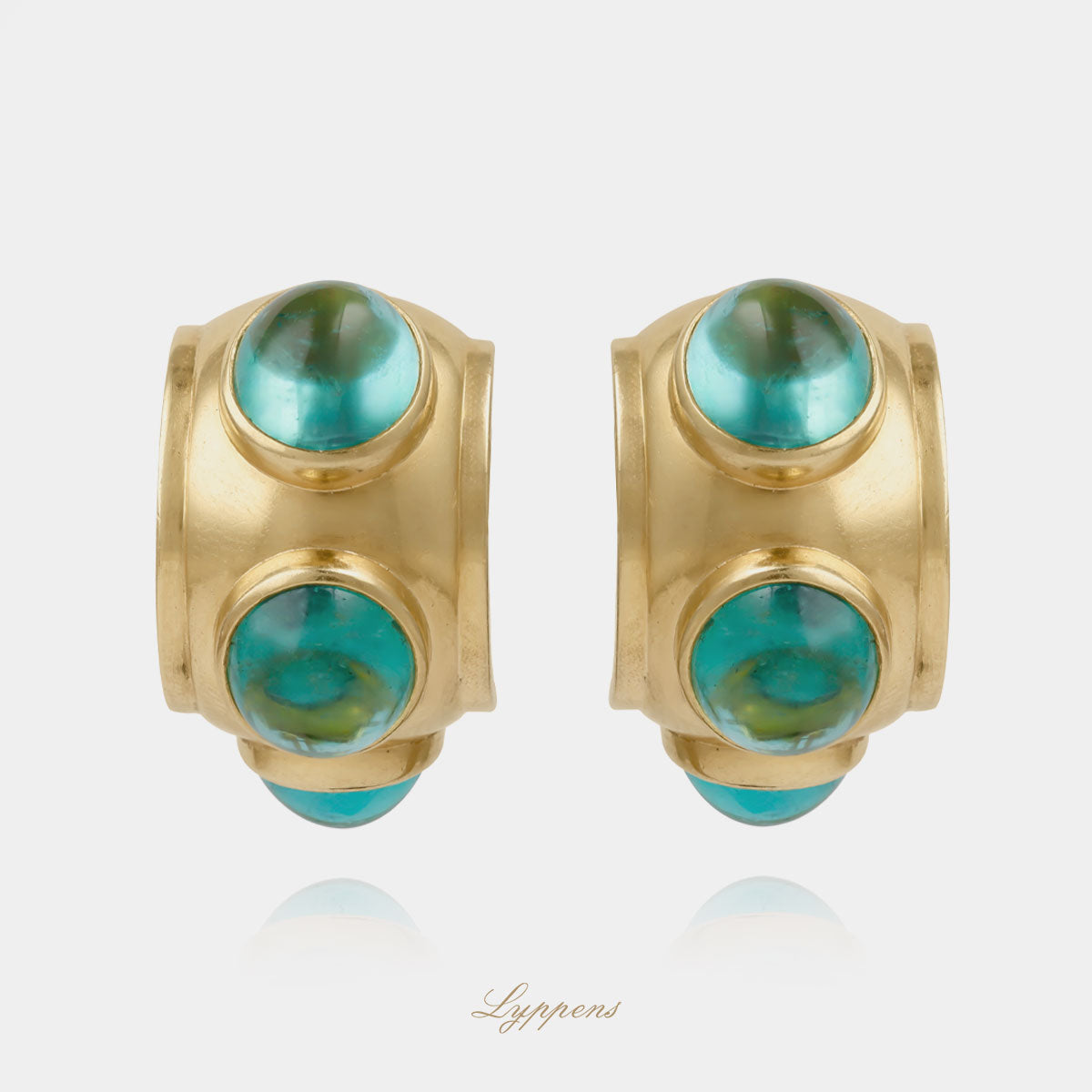 18kt geelgouden vintage oorringen met cabochon geslepen groene toermalijn van juwelenhuis CADA