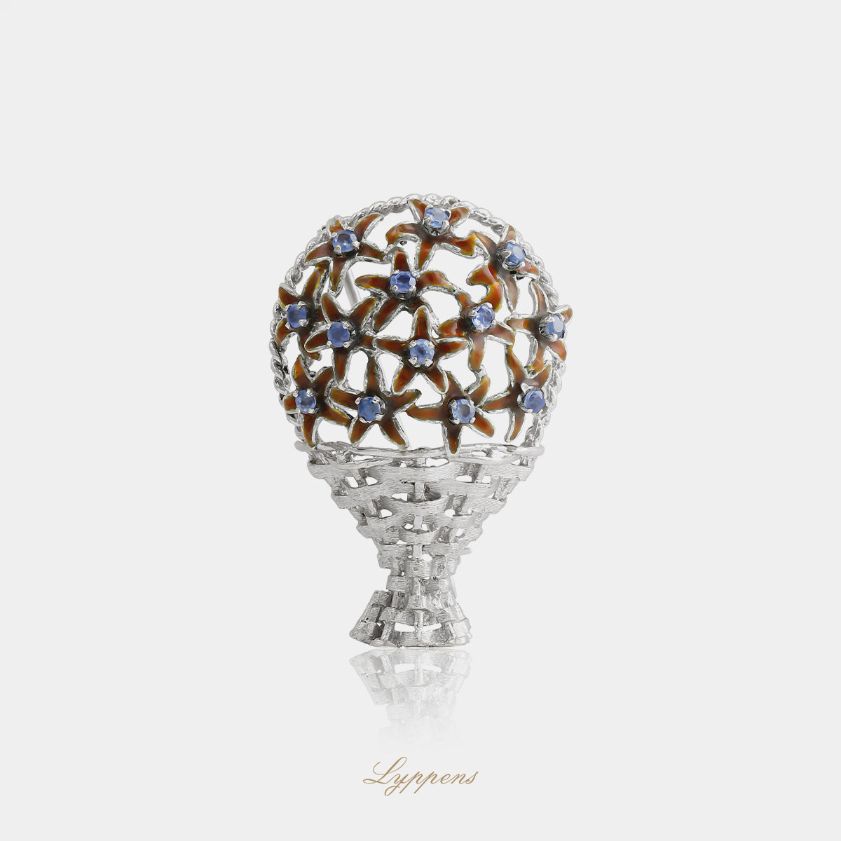 18kt witgouden vintage broche in de vorm van een opengewerkte bloemenmand met emaille en rond geslepen blauwe saffieren