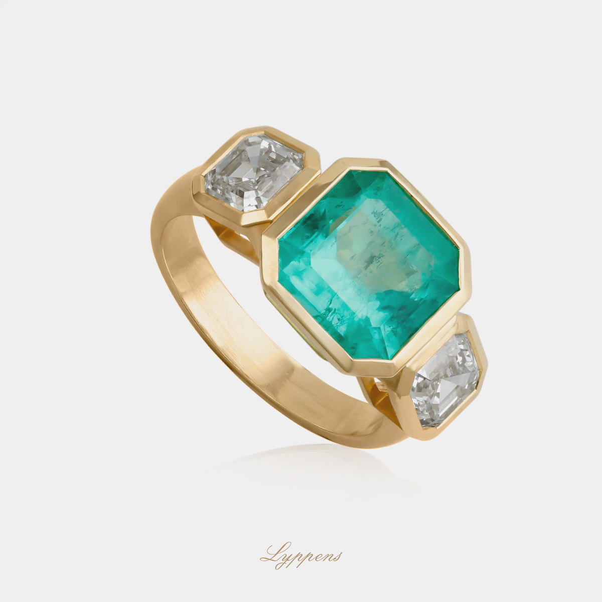 Geelgouden ring met Colombiaanse smaragd en diamant
