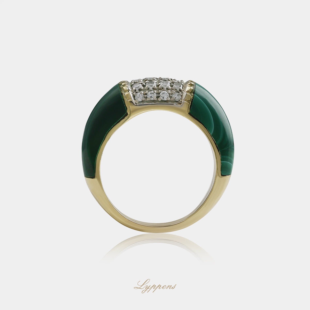 18 karaat geelgouden vintage ring uit de jaren '70 met malachiet aan weerszijden en pavé gezette diamanten, totaal ca. 0.40ct