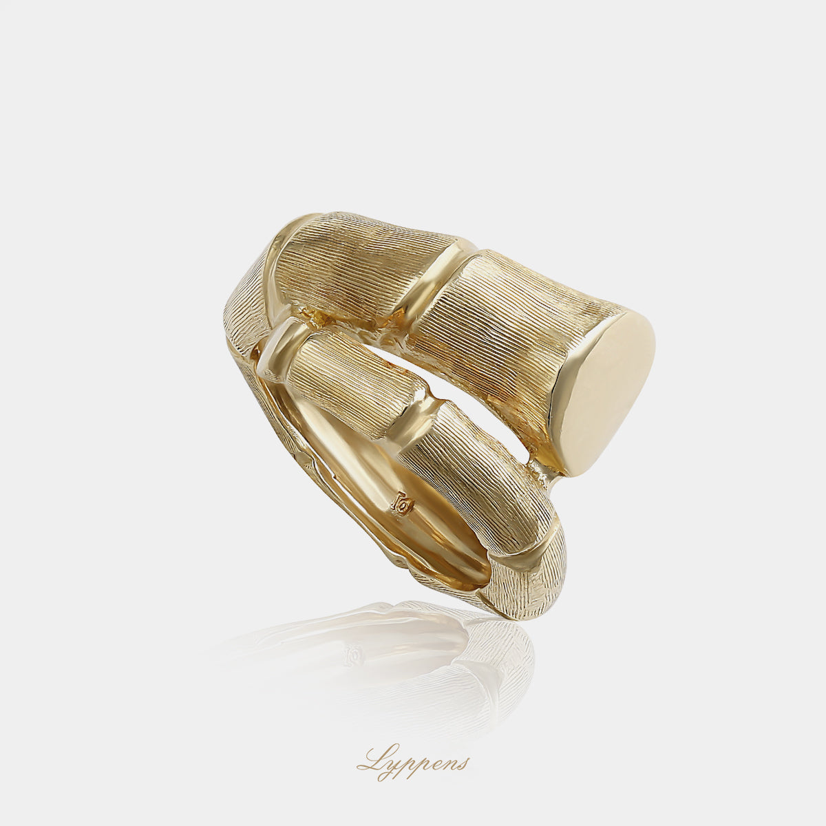 Italiaanse vintage ring uit de jaren '70 van 18kt geelgoud met sculpturaal bamboemotief en organisch gedraaide vorm