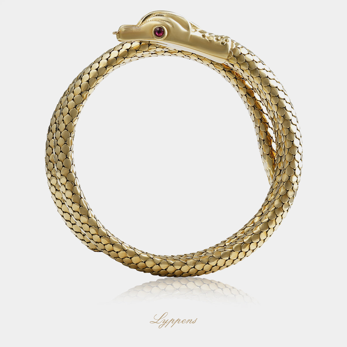 18 karaat geelgouden vintage jaren '60 slangenarmband uit Italië, flexibel vormgegeven en gezet met rond geslepen robijn