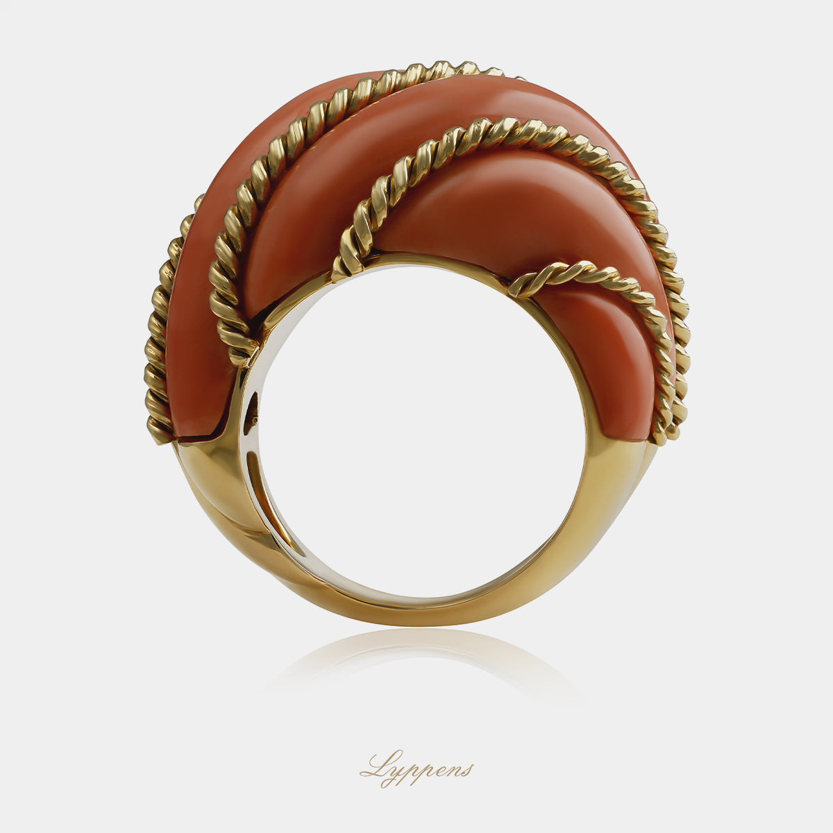 18 karaat geelgouden vintage jaren '60 ring uit Italië met gedraaid bloedkoraal en getorst gouddraad dat doorloopt in de ringscheen