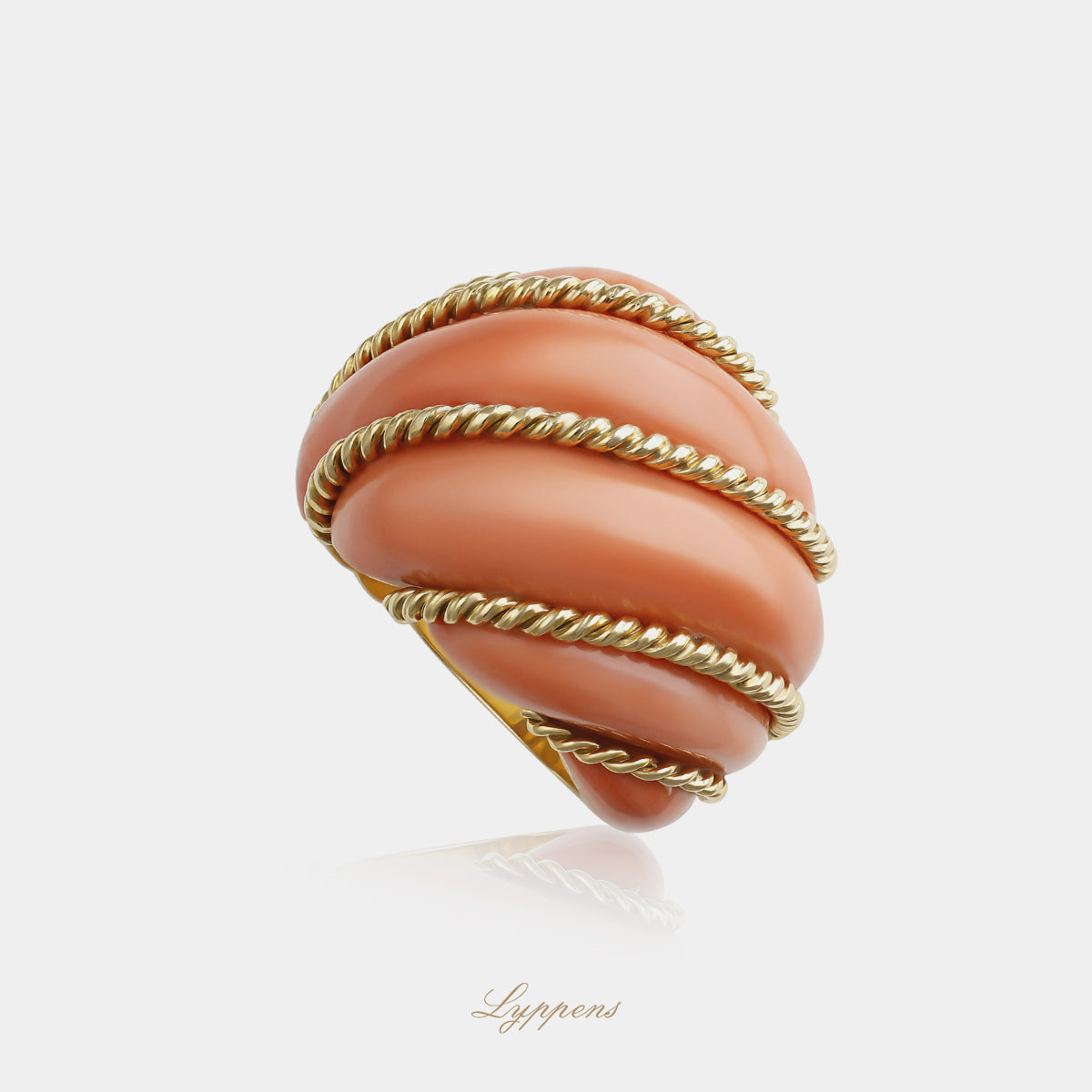 Italiaanse vintage cocktailring uit de jaren '60 van 18kt geelgoud met bloedkoraal in een karakteristiek gedraaid ontwerp