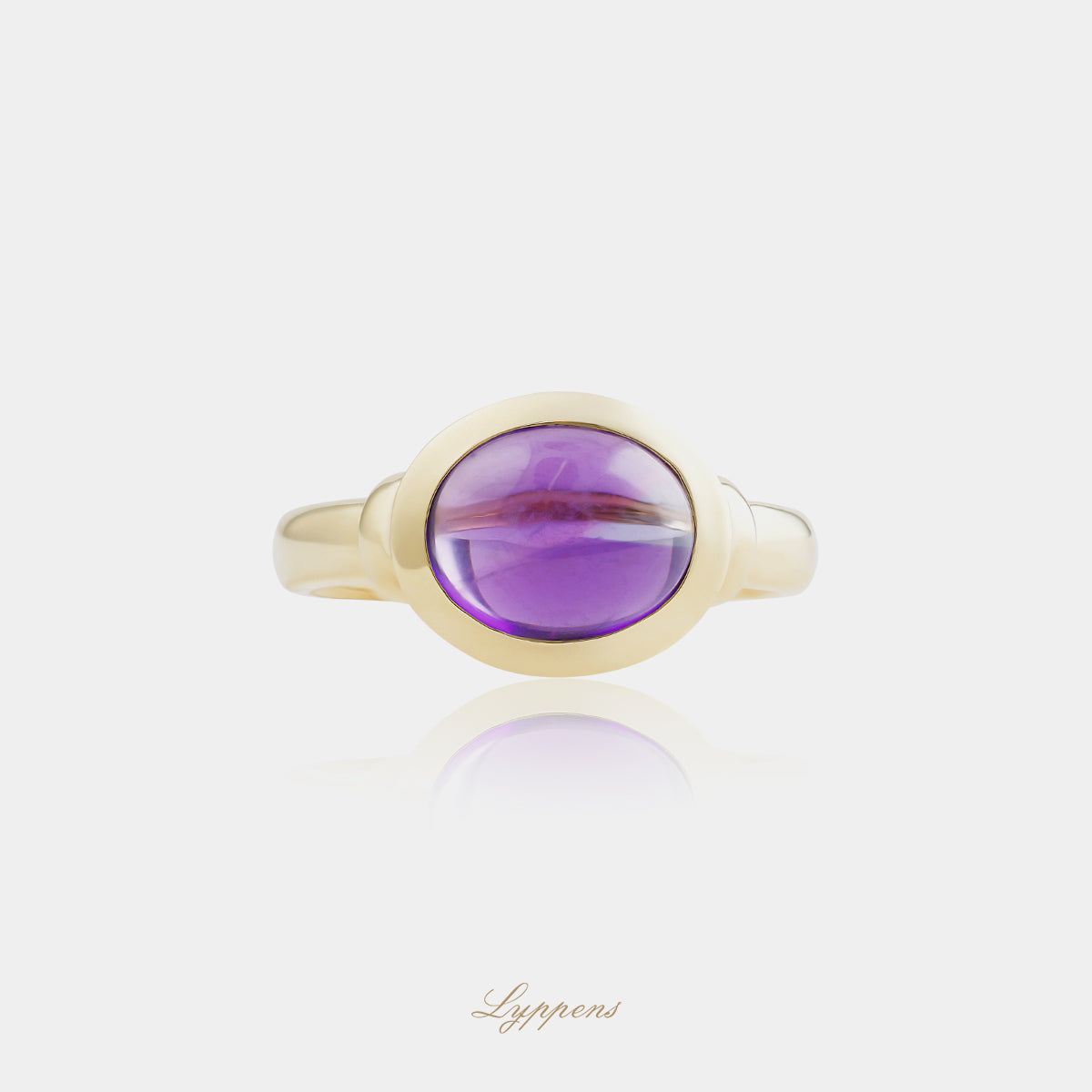 18kt geelgouden ring met cabochon geslepen amethist in een gladomzetting