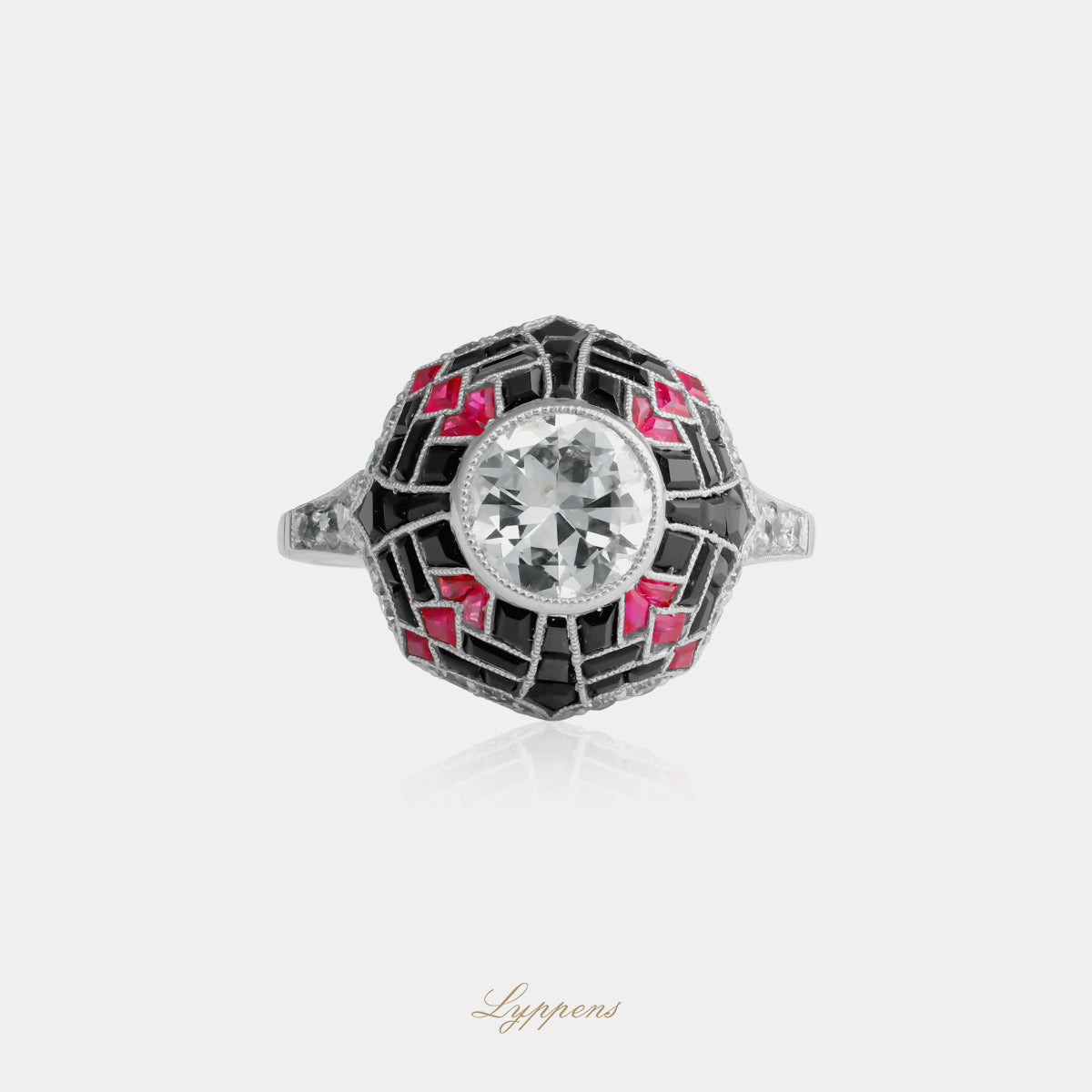 Platina vintage ring met 1.04ct oud briljant geslepen diamant, achtkant diamanten, onyx en robijn