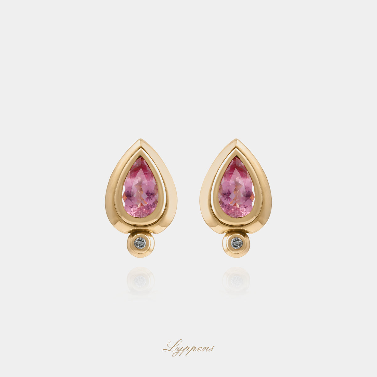 18kt geelgouden vintage jaren 90 oorclips met druppel geslepen toermalijn en ca. 0.10ct briljant geslepen diamant