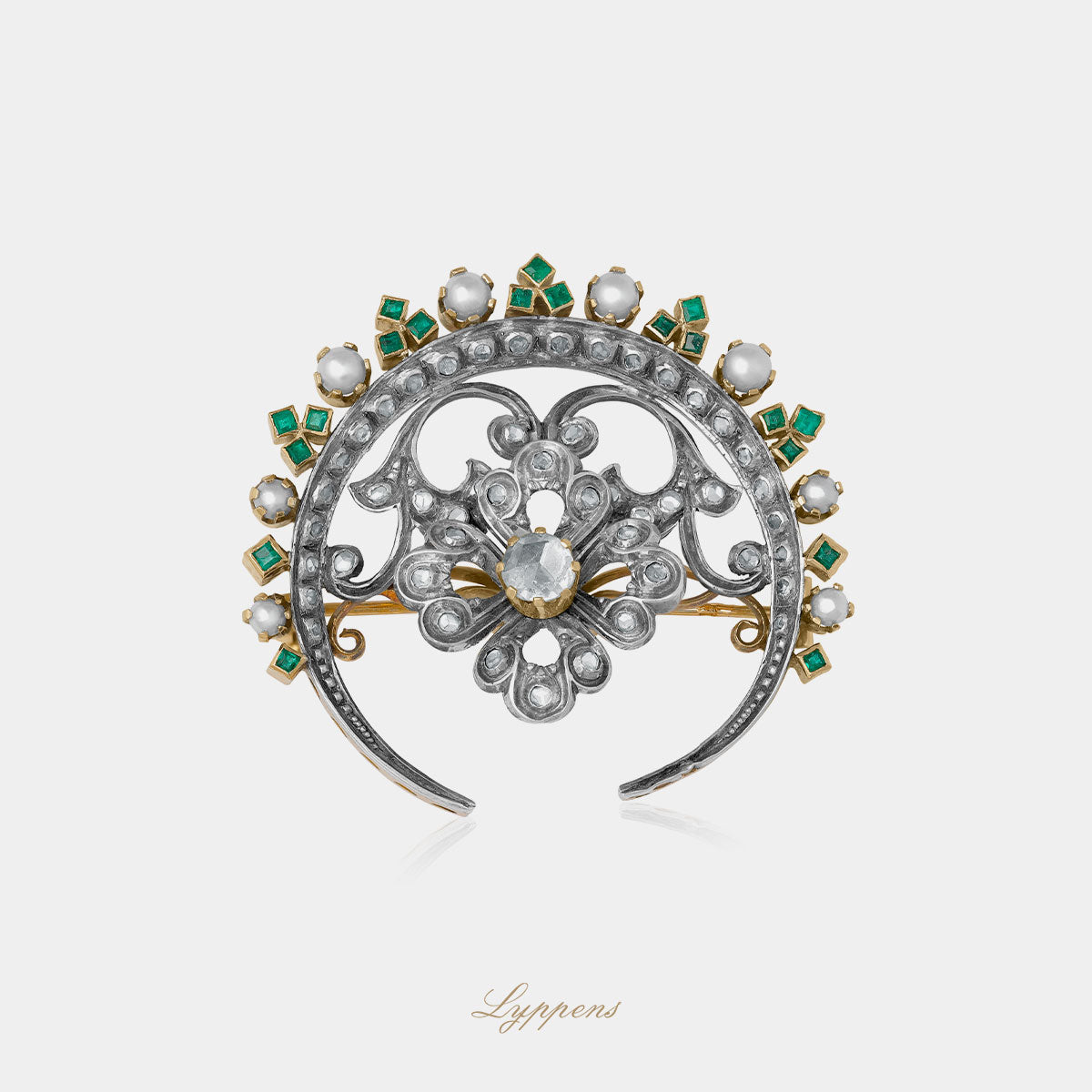 Yellow gold and silver vintage brooch with emerald, diamond and pearls