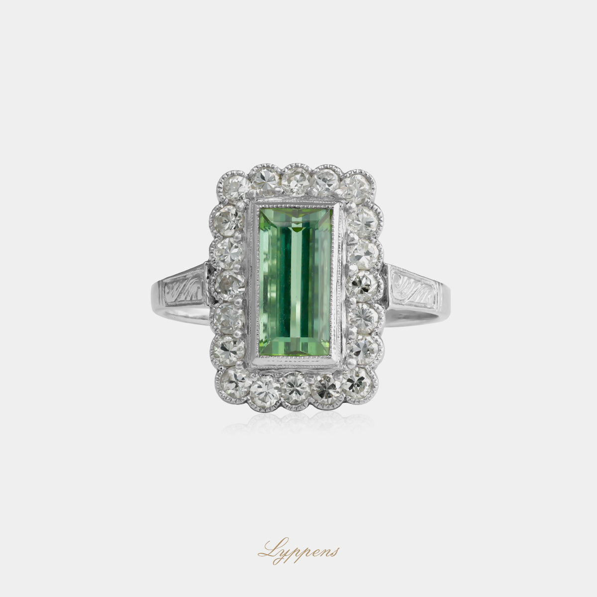 18kt witgouden vintage entourage ring met rechthoekig geslepen toermalijn en ca. 0.84ct achtkant geslepen diamanten