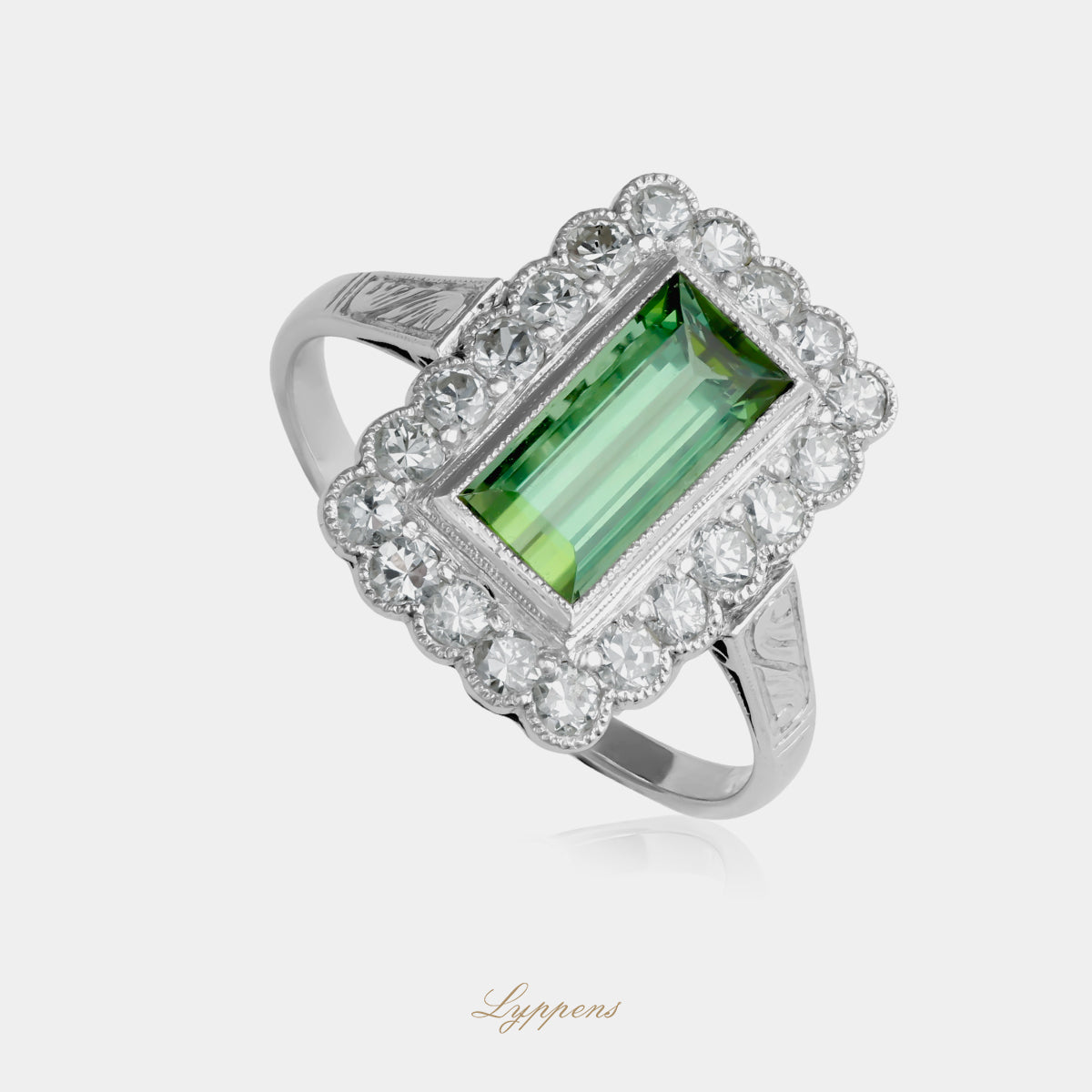 18kt witgouden vintage ring met toermalijn in diamant entourage, elegante klassieke uitstraling