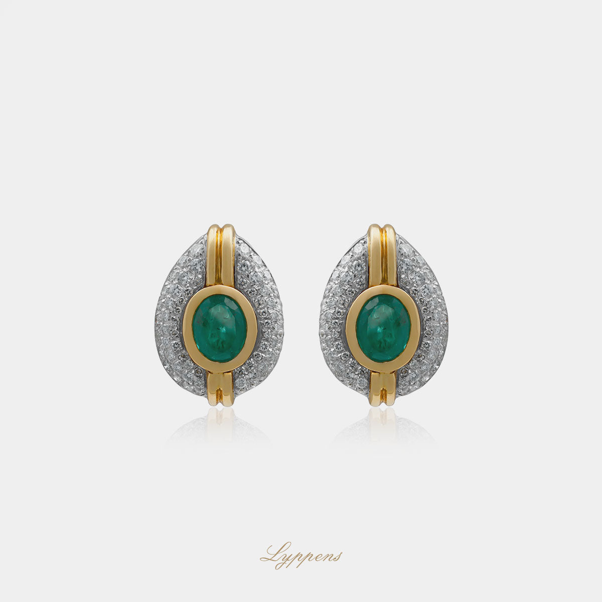 14kt geel- en witgouden vintage oorstekers uit de jaren 80-90 met ovaal geslepen smaragd en briljant geslepen diamant pavé, totaal 2.40ct, kleur H, zuiverheid VS