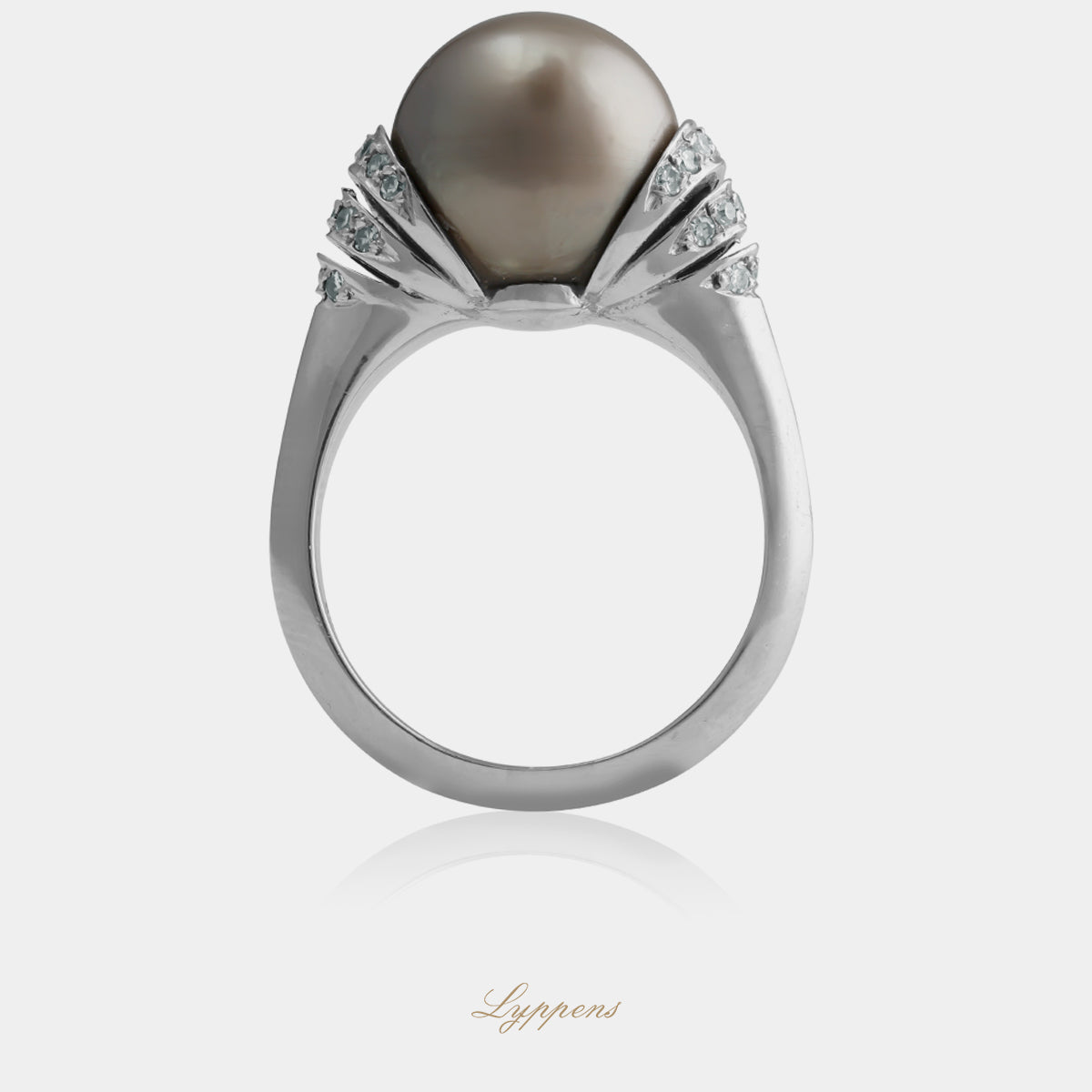 White gold vintage ring with Tahitian pearl and diamonds