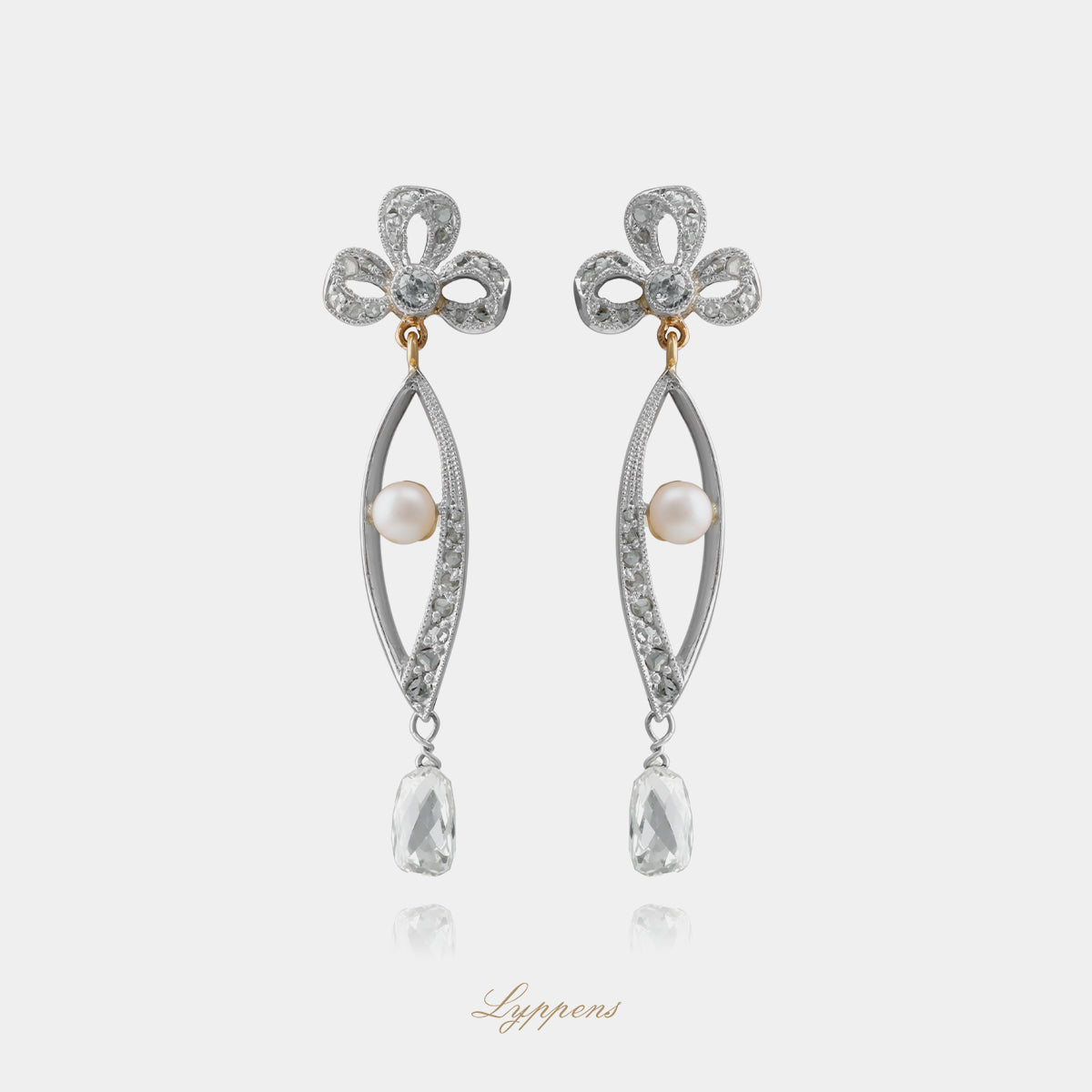14kt geelgouden en platina Belle Époque oorstekers met strikmotief, millegrain, roosgeslepen diamant en parels