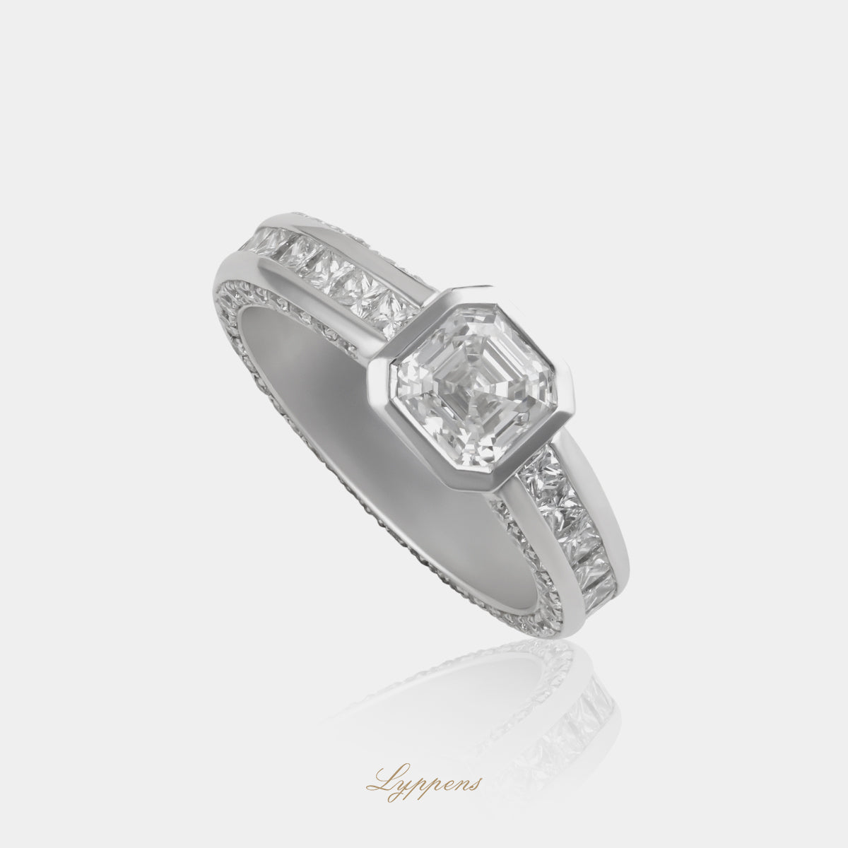 Platina ring met Royal Asscher geslepen diamant van 0.92ct G VVS2, rondom gezet met princess geslepen diamanten van 0.35ct en briljant geslepen diamanten van 0.39ct